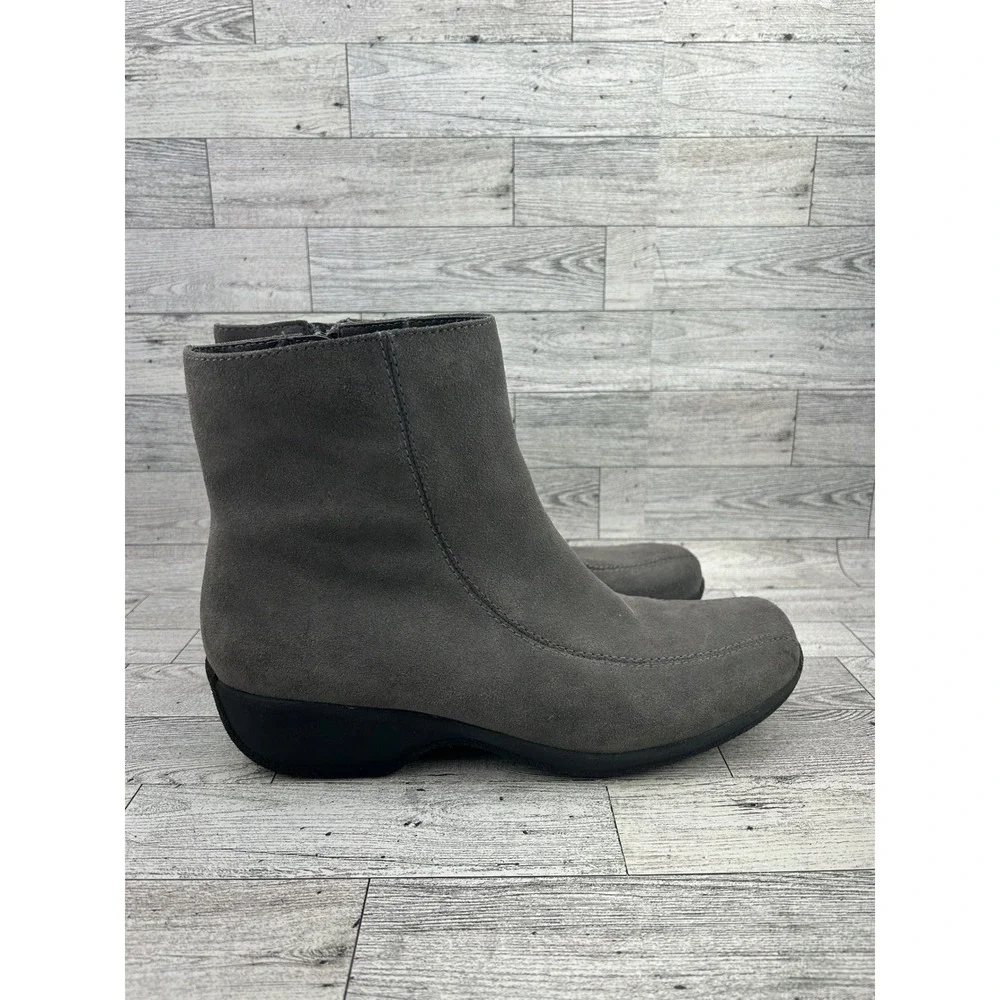 Clarks Women's Gray Suede Ankle Boots Side Zip Wedge‎ Heel Size 9.5W